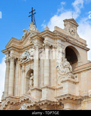 In der Nähe der Fotografie von erstaunlichen die Kathedrale von Syrakus auf der Piazza Duomo in Syrakus, Sizilien, Italien. Beispiel barocker Architektur, Stil, mittelalterliche Skulpturen mit religiösen Motiven. Insel Ortygia. Stockfoto