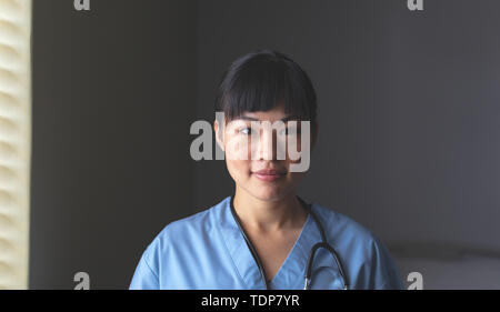 Gerne Ärztin im Krankenhaus Stockfoto