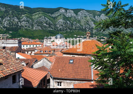 Serbisch-orthodoxe Kirche St. Nikola und roten Ziegeldächern der Altstadt Häuser in Kotor, Montenegro Stockfoto