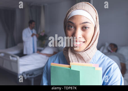 Ärztin mit medizinischen Akten in der Gemeinde, im Krankenhaus Stockfoto