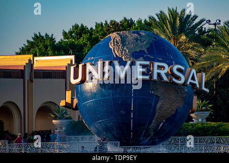 Orlando, Florida. 21. Mai 2019. Universal Studios Welt Sphäre auf Nacht Hintergrund bei City Walk in Universal Studios Area Stockfoto