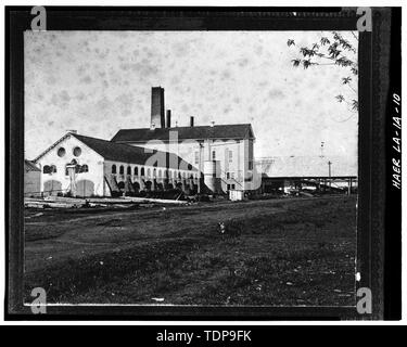 Fotokopie des C. 1912 Foto auf der Suche n Übersicht original C. 1845 brick Mühle mit C. 1897 3-stöckige, Holz-Rahmen hinaus am Ende; Zuckerrohr Halle erstreckt sich auf der linken Seite. - Lorbeer-senke Zuckerrohrplantage, Sugar Mill, 2 km südlich von Thibodaux auf der State Route 308, Thibodaux, Lafourche Parish, LA; Barker-Lepine; Behan und Zuberbier; Barker, Frank; Bush, Louis; De Bohrung, Etienne; Edwards, Daniel; Edwards, Jas D; Edwards, James D; Lepine, J Wilson; Mendez, Antonio; Rillieux, Norbert; Tucker, Joseph; Tucker, Joseph Pennington; Wormald, Burch; Lowe, Jet; Pok, John C; Jandoli, Liz, Sender Stockfoto