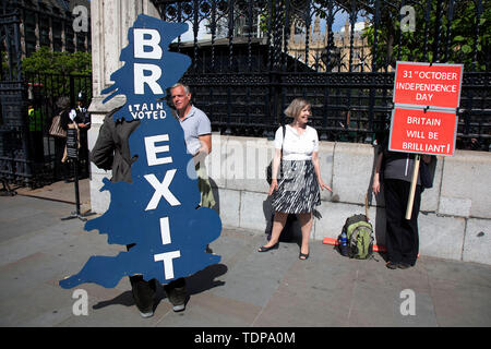 Pro Brexit Demonstrant mit einem Brexit Karte von Großbritannien angeschnallt auf seinem Rücken in Westminster als innerhalb des Parlaments die Tory Führung Rennen fährt am 17. Juni 2019 in London, England, Vereinigtes Königreich. Stockfoto