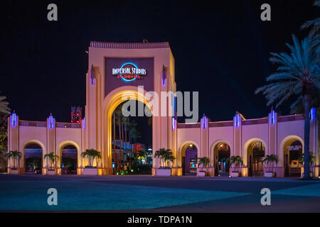 Orlando, Florida. 21. Mai 2019. Universal Studios arch in der Nacht in der City Walk in Universal Studios Area. Stockfoto