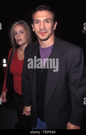 Okt 14, 1998, Los Angeles, CA, USA; Boxer drehte sich Schauspieler Ray Mancini @ "Panikmache" Film Premiere (Bild: Chris Delmas/ZUMA Draht) Stockfoto