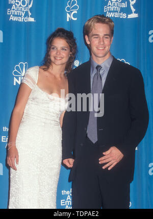Sep 13, 1998 - Los Angeles, Kalifornien, USA - KATIE HOLMES UND JAMES VAN DER BEEK auf der 50. jährlichen Ausgabe der Emmy Awards (Credit Bild: Chris Delmas/ZUMA Draht) Stockfoto