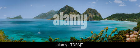 Corong Corong Strand, El Nido, Palawan, Philippinen erstaunlichen Natur, Panorama Blick von oben. Tropischen immergrünen Inseln und die Blaue Lagune mit oralen Reef Stockfoto