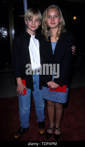 November 11, 1998, Los Angeles, CA, USA; Schauspieler DAVID GALLAGHER & KATHLYN @ "Ich weiß, was du letzten Sommer' Movie Premiere. tat. (Bild: Chris Delmas/ZUMA Draht) Stockfoto