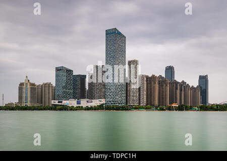 Architektur um Schwanensee, Hefei, Provinz Anhui. Stockfoto