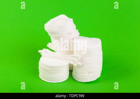 Wattepads mit farbigem Hintergrund Stapel Stockfoto