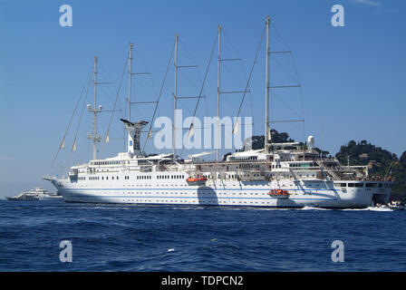 Portofino, Italien - August 1, 2006: Kreuzfahrt Schiff Club Med 2 in Portofino Bay verankert. Club Med 2 ist 194 m lang, einer der größten segeln Kreuzfahrtschiffe Stockfoto