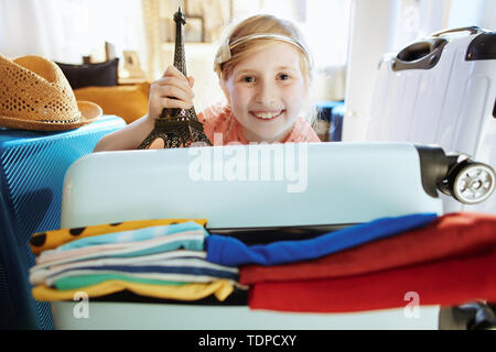 Gerne moderne touristische Kind in das moderne Haus im sonnigen Sommertag, Eiffelturm Souvenir. Stockfoto