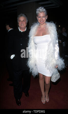 Februar 06, 1999, Los Angeles, CA, USA; Schauspieler TONY CURTIS & Frau JILL VANDENBERG @ Costume Designers Guild Awards.. (Bild: Chris Delmas/ZUMA Draht) Stockfoto