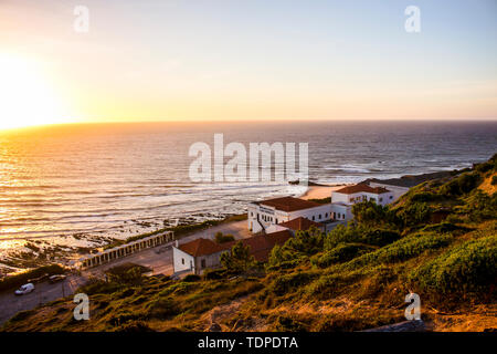 Figueira da Foz, Portugal - Oktober 2018: Factory CIMPOR Cimentos de Portugal aus der Ferne in Cabo Mondego gesehen. Stockfoto