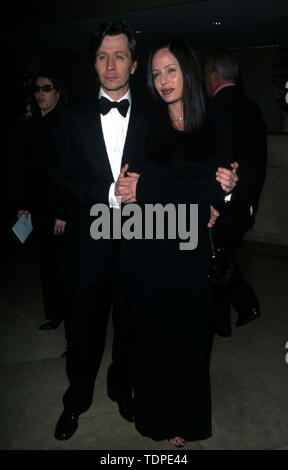 März 04, 1999, Los Angeles, CA, USA; Schauspieler GARY OLDMAN & Frau @ 19. jährlichen St Judes Gala.. (Bild: Â© Chris Delmas/ZUMA Draht) Stockfoto