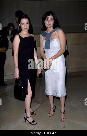 März 04, 1999, Los Angeles, CA, USA; Akteure Shannen Doherty & Holly Marie Combs@ die 19. jährliche St. Jude's Gala.. (Bild: Â© Chris Delmas/ZUMA Draht) Stockfoto