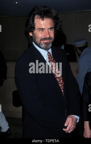 März 04, 1999, Los Angeles, CA, USA; Schauspieler, Schauspieler und Produzent Dennis Miller am 19. jährlichen St. Jude's Gala. (Bild: © Chris Delmas/ZUMA Draht) Stockfoto