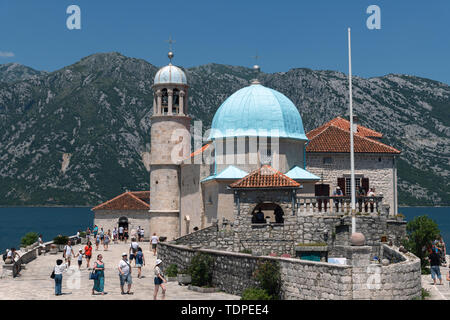 Perast, Montenegro - 10. Juni. 2019: Kirche Unserer Lieben Frau von Felsen auf der Insel Gospa od Skrpjela. Stockfoto