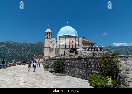 Perast, Montenegro - 10. Juni. 2019: Kirche Unserer Lieben Frau von Felsen auf der Insel Gospa od Skrpjela. Stockfoto