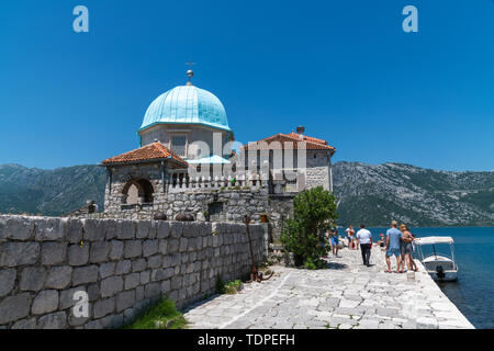 Perast, Montenegro - 10. Juni. 2019: Kirche Unserer Lieben Frau von Felsen auf der Insel Gospa od Skrpjela. Stockfoto