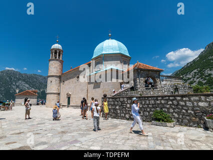 Perast, Montenegro - 10. Juni. 2019: Kirche Unserer Lieben Frau von Felsen auf der Insel Gospa od Skrpjela. Stockfoto