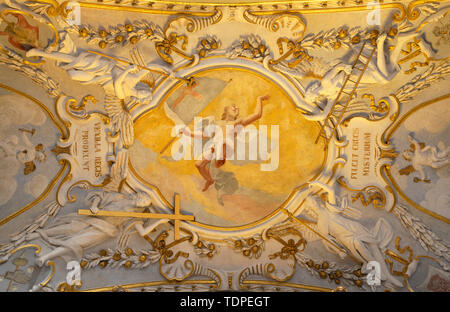 COMO, Italien - 10. MAI 2015: barockes Fresko von der Auferstehung Jesu mit der instrumenst der Leidenschaft in der Kirche Chiesa di San Agostino durch Morazzone Stockfoto