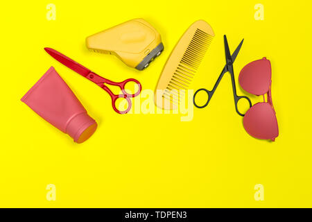 Flach Zusammensetzung mit professionellen Friseur Tools auf farbigen Hintergrund Stockfoto