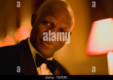 Porträt eines reifen erwachsenen Mann mit einer Fliege. Stockfoto