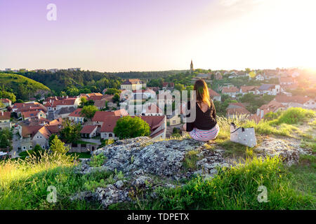 Die grünen Hügel Garten in der Mitte der alten Stadt Veszprem, Ungarn mit einer Frau sitzt auf dem Felsen und die Aussicht geniessen Stockfoto