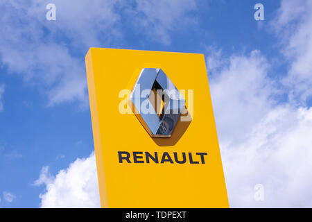 Schild mit dem Logo von Renault. Französische multinationale Automobilhersteller. Kopenhagen, Dänemark - 17. Juni, 2019 Stockfoto