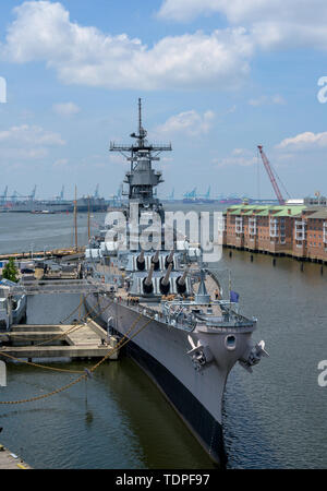 Norfolk, VA, USA - Juni 6, 2019. Das Schlachtschiff USS Wisconsin ist in Norfolk, VA neben Nauticus Anker. Stockfoto