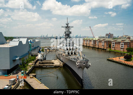 Norfolk, VA, USA - Juni 6, 2019. Das Schlachtschiff USS Wisconsin ist in Norfolk, VA neben Nauticus Anker. Stockfoto