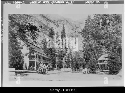 (Von San Francisco Examiner Bibliothek, Gazette-Mariposa Ordner) Fotograf unbekannt, 1904 ALLGEMEINE AUSSENANSICHT mit malerischem Hintergrund-Sentinel Hotel, Yosemite Village, Mariposa County, CA Stockfoto