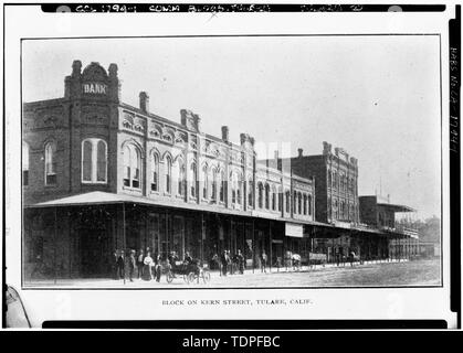 (Von San Francisco Examiner Bibliothek, C. 1900) AUSSEN, ALLGEMEINE ANSICHT VON KERN STRASSE - Kern Straße (gewerbliche Gebäude), Tulare, Tulare County, CA Stockfoto