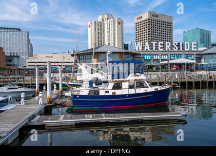 Norfolk, VA, USA - Juni 6, 2019. Ein Weitwinkel- Foto der Norfolk Marina nur vor der jährlichen Harborfest Feier. Stockfoto