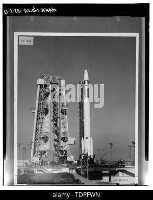 (Original Foto im Besitz des 30. Audiovisuelle Geschwader, der Vandenberg Air Force Base, Kalifornien). Fotografie von United States Air Force, Datum unbekannt. THRUST AUGMENTED THOR FÜR DEN START VON SLC-3 W. VORBEREITET - Der Vandenberg Air Force Base, Space Launch Complex 3, Napa und Alden Straßen, Lompoc, Santa Barbara County, CA Stockfoto