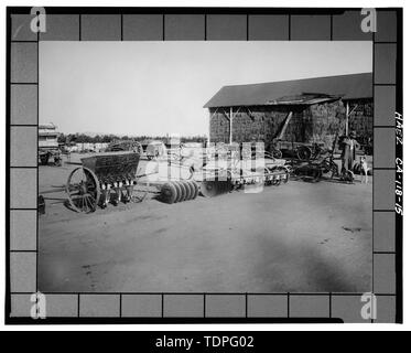 (Original Drucken am Flußufer Bibliothek, lokale Geschichte Sammlung), Fotograf und Datum unbekannt. Anzeigen von Scheunen, stabile und Feldgeräte, Arlington Heights FRUIT COMPANY, GENAUE LAGE UNBEKANNT - Kalifornien Citrus Heritage Recording Projekt, Riverside, Riverside County, CA Stockfoto