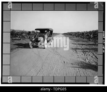 (Original Drucken am Flußufer Bibliothek, lokale Geschichte Sammlung), Fotograf und Datum unbekannt. Ansicht DES DUFFERIN AVENUE UND FAHRZEUG - Kalifornien Citrus Heritage Recording Projekt, Riverside, Riverside County, CA Stockfoto