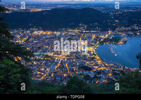 Comer See - Die Stadt mit der Kathedrale und dem Comer See in der Abenddämmerung. Stockfoto