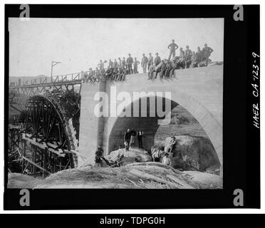 (Original Drucken am Flußufer Bibliothek, lokale Geschichte Sammlung), Fotograf unbekannt, Ca. 1903-04. Ansicht DER ARBEITNEHMER UND DER BRÜCKE IM BAU - Union Pacific Railroad Bridge Spanning Santa Anna River, westlich von Riverside, Riverside, Riverside County, CA Stockfoto