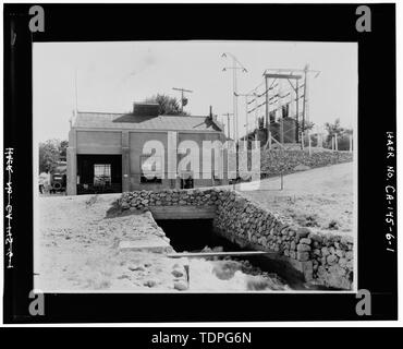 (Original drucken in Southern California Edison Company Corporate Offices, Rosemead, Kalifornien). Fotograf unbekannt, um 1920. EAST SIDE WERK 6 POWERHOUSE UND TAILRACE. Hinweis MISSION REVIVAL STIL END-WAND ATTIKA KAPPEN auf Kraftpaket. Blick nach Westen. - Bischof Creek hydroelektrischen Systems, Werk 6, Bischof Creek, Bischof, Inyo County, CA Stockfoto