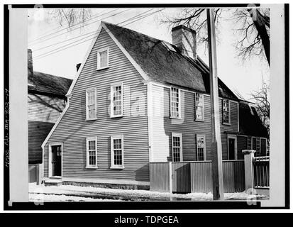 (Quelle unbekannt) Fotograf unbekannt pre-1885 NORTH SIDE UND WEST FRONT (BEACHTEN SIE DAS FEHLEN VON DORMER auf GAMBREL DACH VON ELL) (Abbildung-6 der Daten im Feld Datensätze enthalten) - Narbonne Haus, 71 Essex Street, Salem, Essex County, MA Stockfoto