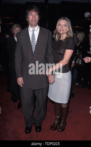 Apr 26, 1999, Los Angeles, CA, USA; Schauspielerin Michelle Pfeiffer und Ehemann David E.KELLY an der Premiere von "Ein Sommernachtstraum". (Bild: Chris Delmas/ZUMA Draht) Stockfoto