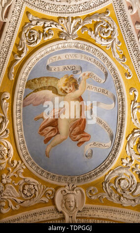 Otranto, Italien - 8. Mai 2015: Die barocken Fresken der Engel mit dem mariologischen Inschriften in der Kirche Sacro Monte della Beata Vergine del Soccorso. Stockfoto