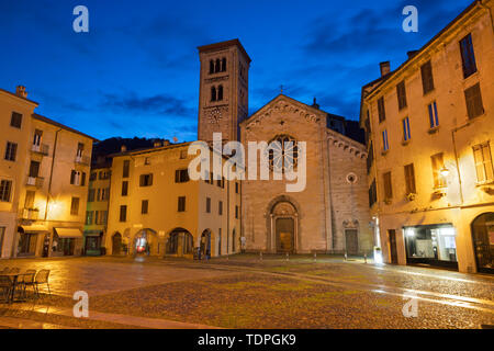 Como - die Basilika di San Fedele und Quadrat in der Abenddämmerung. Stockfoto