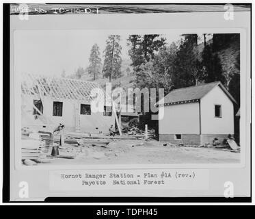 Der Woodshed-Cellar (rechts) und Ranger Wohnung im Bau. Original auf Datei mit der Payette National Forest, Supervisor's Office, McCall, Idaho. Holzschuppen - Keller im Jahr 1934, nach Nordwesten. - Hornet Ranger Station, Woodshed-Cellar, Forest Service Road Nr. 50002, Rat, Adams County, ID Stockfoto