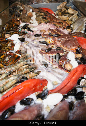 Große Auswahl an Fisch und Meeresfrüchten auf fischmarkt Anzeige Stockfoto