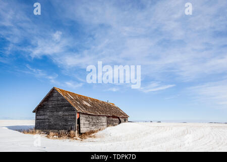 Verfallene Bauernhaus bei Sonnenaufgang im Winter, in der Nähe von Winnipeg, Manitoba, Kanada Stockfoto