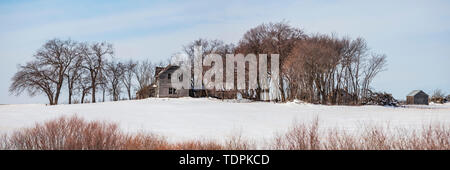 Verfallene Bauernhaus im Winter, in der Nähe von Winnipeg, Manitoba, Kanada Stockfoto