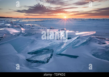 Eis auf Lake Superior bei Sonnenaufgang; Grand Portage, Minnesota, Vereinigte Staaten von Amerika Stockfoto